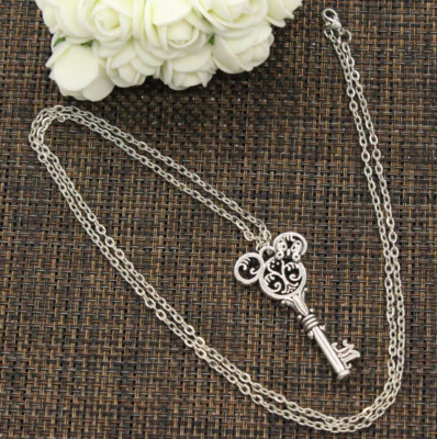 KEY TO MAGIC KINDOM LONG NECKLACE WALT DISNEY WORLD JEWELRY MICKEY MINNIE USA-image