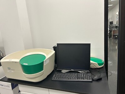Working Bio-Rad QX200 Droplet Digital PCR with computer and QX manager -image