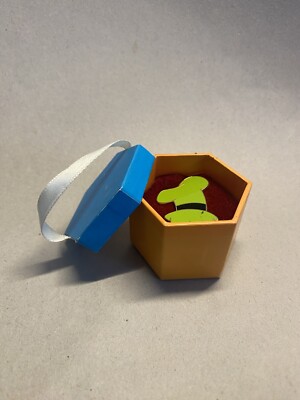WDW - Goofy Hat Pin Inside Hat Box - Cast Member Pin-image