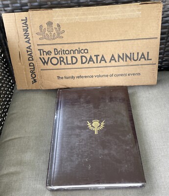 1990 Encyclopedia Britannica Annual World Data Book of the Year Leather Padded-image