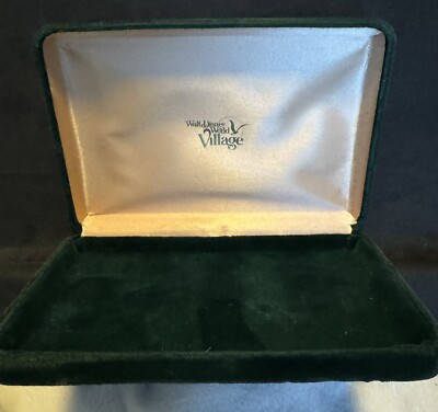 WDW VTG 1970’s Green Suede/ Velvet Jewelry Box-image